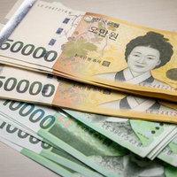 韓国の紙幣である50,000ウォンと10,000ウォンを重ねた現金の写真