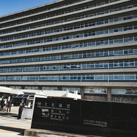 国土交通省の正門となる中央合同庁舎第3号館の写真