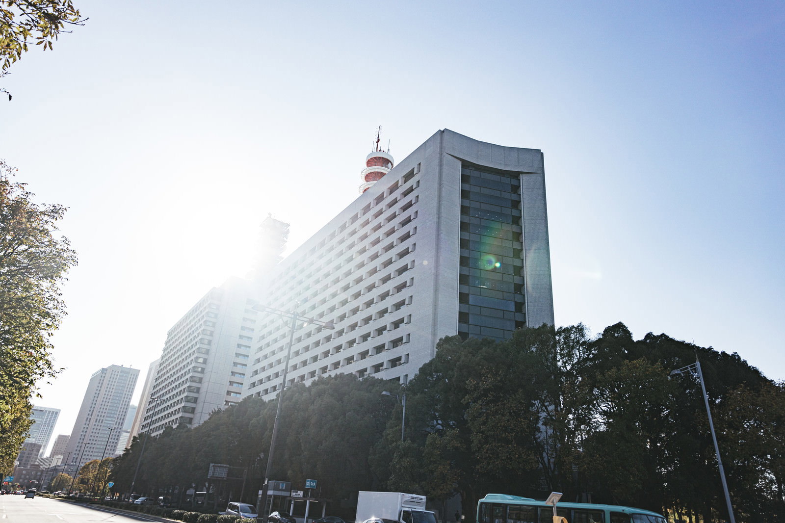 強い日差しに照らされた警視庁の建物