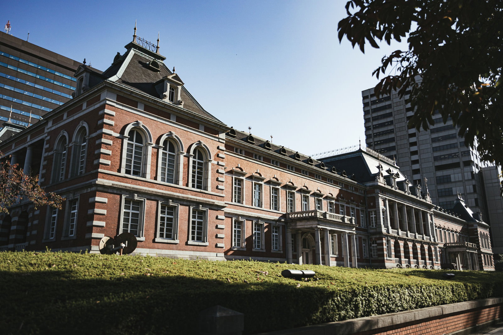 青空を背景に立つ法務省旧本館の赤レンガ棟の外観