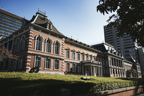 青空を背景に立つ法務省旧本館の赤レンガ棟