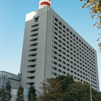 鉄塔が立つ警視庁の白い高層ビル、東京の官公庁施設の写真