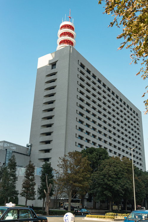 鉄塔が立つ警視庁の白い高層ビル、東京の官公庁施設