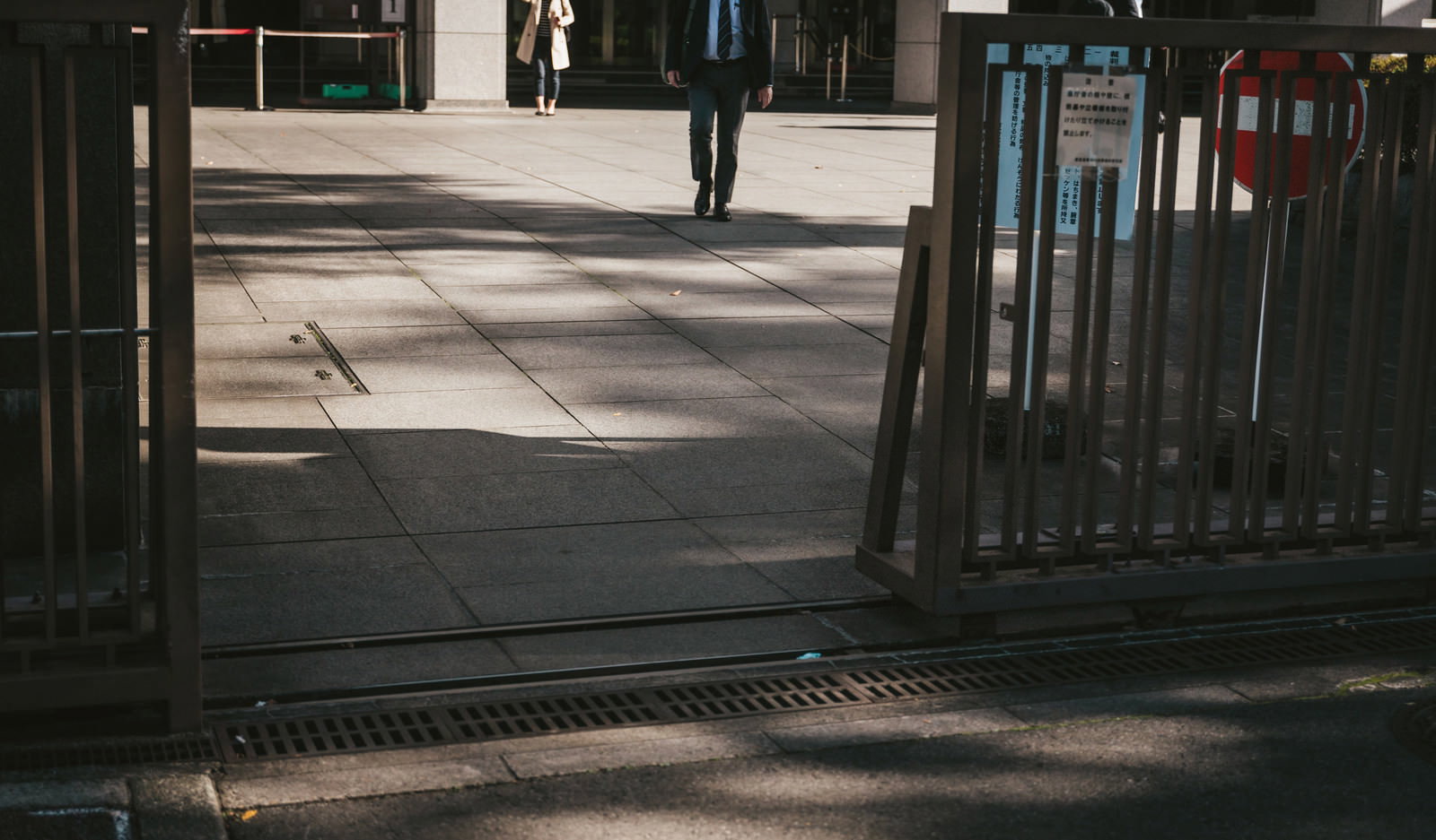 裁判所の正門と石畳の道