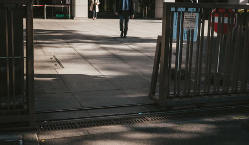 裁判所前の重厚な正門と石畳の出入口