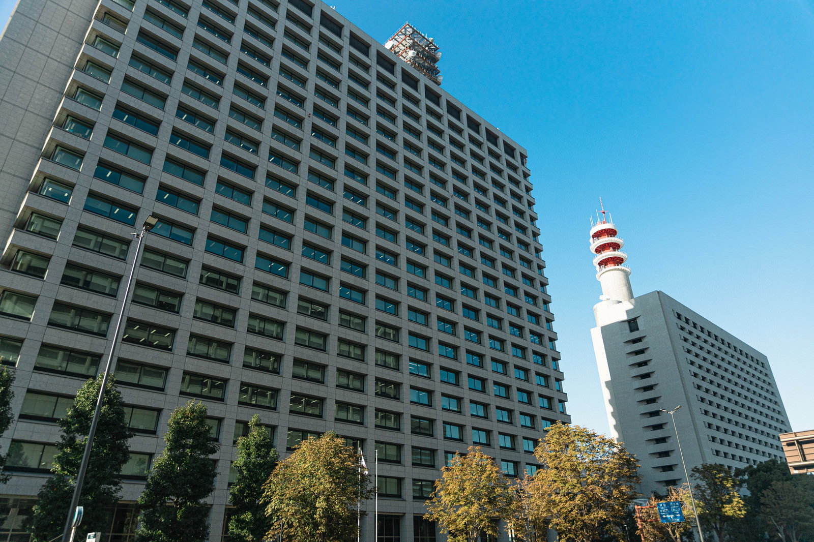 青空を背景に並ぶ総務省と警視庁の高層ビル