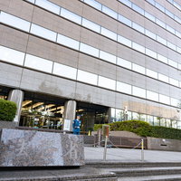 法務省の庁舎と銘板の写真の写真