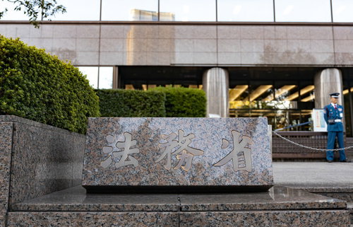 法務省正面の銘板と霞ヶ関の官公庁建築