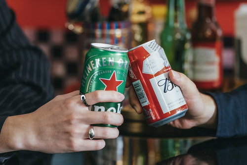 缶ビール2本でする乾杯 飲み会やパーティーシーン