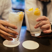 レモンサワーで乾杯しましょう！居酒屋での飲み会や職場の打ち上げシーンの写真