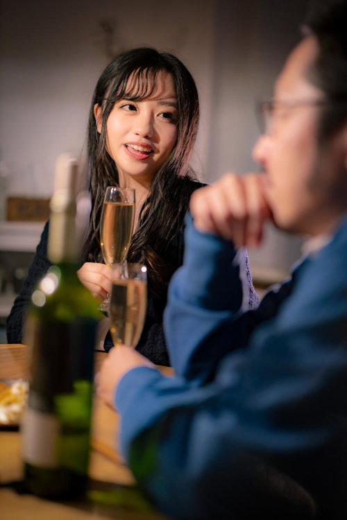 上司に呼ばれてホームパーティーに来ました、シャンパンで乾杯