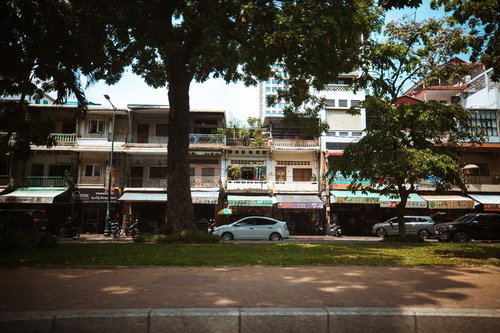 カンボジアの商店が立ち並ぶ町並みと駐車バイク
