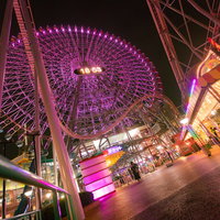 横浜みなとみらいの夜のコスモワールドと観覧車の写真