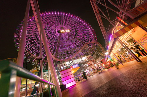 横浜みなとみらいの夜のコスモワールドと観覧車