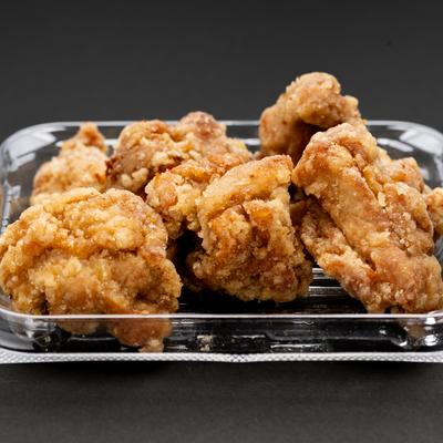 容器に詰められた唐揚げ、合計6カラットになりますの写真