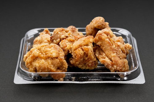 容器に詰められた唐揚げ、合計6カラットになります