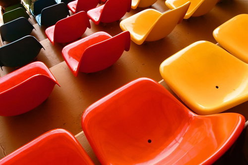 スタジアムの赤と黄色のカラフルな観覧席の座席配置