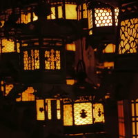 春日大社の夜間参拝路を照らす灯籠と伝統的な光の演出の写真