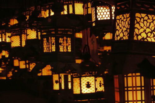 春日大社の夜間参拝路を照らす灯籠と伝統的な光の演出