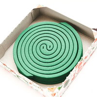 白い箱の中に入ったうずまき蚊取り線香のの写真