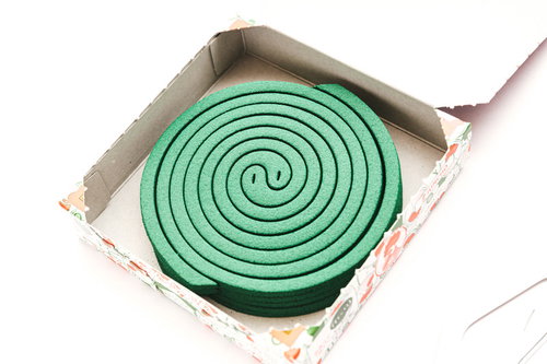 白い箱の中に入ったうずまき蚊取り線香の