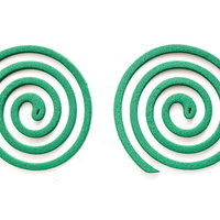 緑色のうずまき蚊取り線香2つの写真