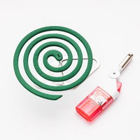 うずまき蚊取り線香とピンク色のライター、夏の虫除けセットの写真