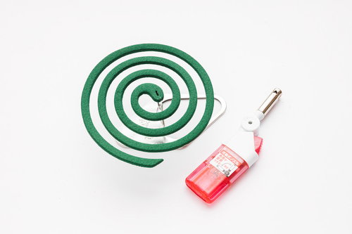 うずまき蚊取り線香とピンク色のライター、夏の虫除けセット