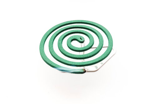 うずまきの蚊取り線香に火を付けた状態で立ち上る煙