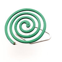 緑色のうずまき蚊取り線香から立ち上がる煙の写真