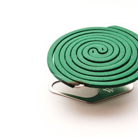二倍の効果？ うずまき蚊取り線香を使用中の写真