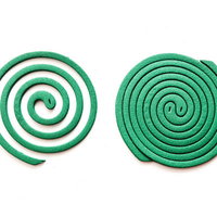 分離後と分離前のうずまき状の蚊取り線香の比較の写真