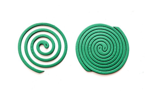 分離後と分離前のうずまき状の蚊取り線香の比較