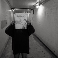 地下通路で怪文書を掲げる人物の写真