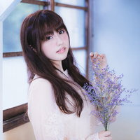レトロな木枠窓と花束を持つポートレート女子の写真