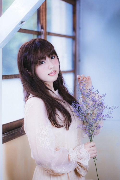 レトロな木枠窓と花束を持つポートレート女子