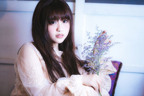 感傷に引き込まれ、物思いにふける女性の心理状態