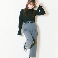 盛れる角度でポージングする緑色ニット姿の女性の写真