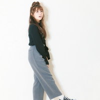 ワイドパンツ姿で上の空の女性のカジュアルポートレートの写真