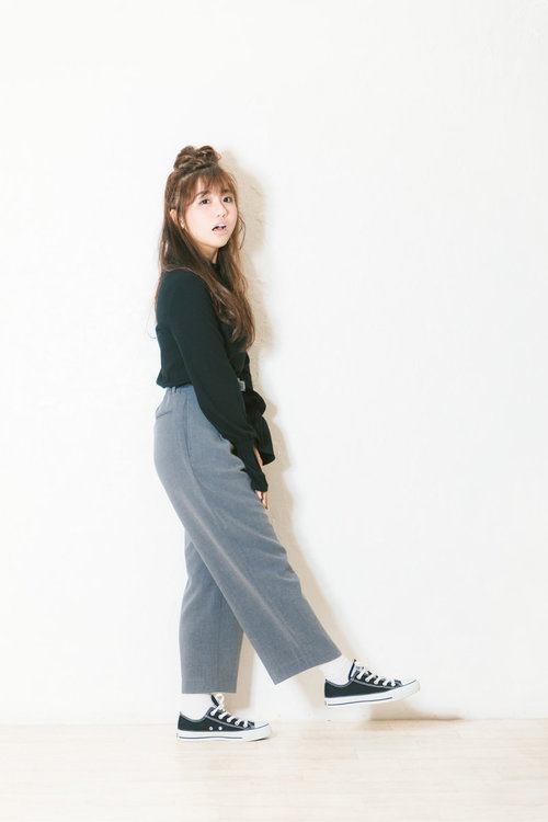 ワイドパンツ姿で上の空の女性のカジュアルポートレート