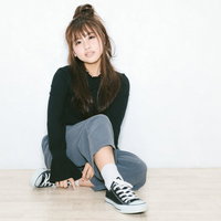 レディースファッション系のお仕事で床に座る女性の写真