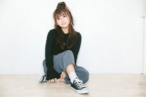 レディースファッション系のお仕事で床に座る女性