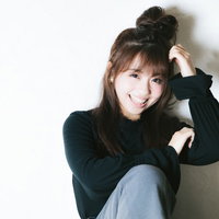 眩しい笑顔で微笑む若い女性のポートレートの写真
