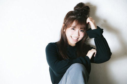 眩しい笑顔で微笑む若い女性のポートレート