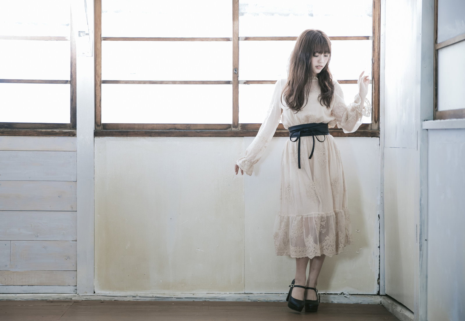 レトロなハウススタジオで白いドレスを着た女性モデルがポーズを取っている［モデル：河村友歌］