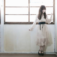 レトロなハウススタジオで白いドレスを着た女性モデルを撮影の写真