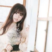 壁に寄りかかる撮影会女子のポートレートの写真