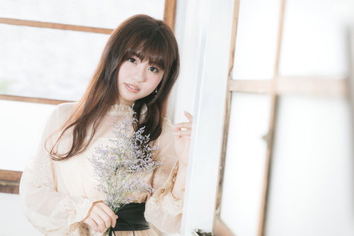 壁に寄りかかる撮影会女子のポートレート