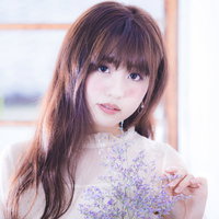 人見知りで恥ずかしそうに照れる撮影会女子の写真