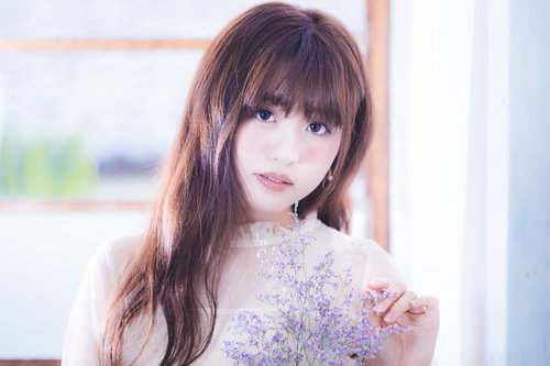 人見知りで恥ずかしそうに照れる撮影会女子